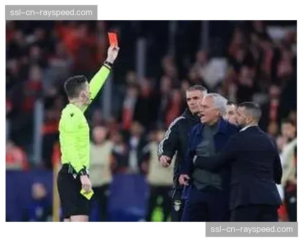 维尼修斯疑似遭本菲卡球员种族歧视穆里尼奥言论引发更大争议