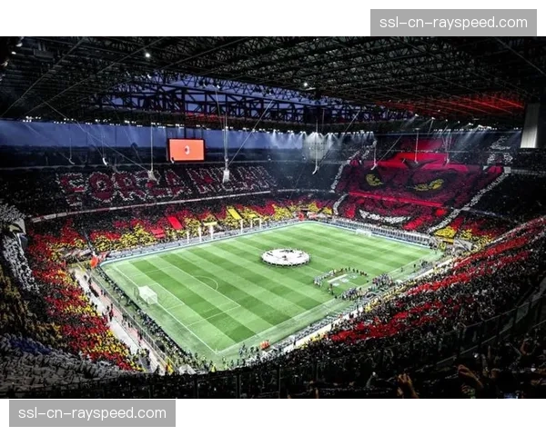 花絮：欧冠主题曲响起时，看台上展开的巨大TIFO