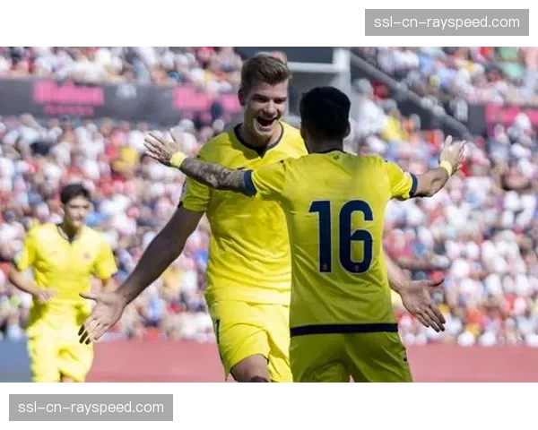 格拉纳达训练课重点演练五后卫防守站位，应对即将到来的国家德比