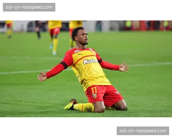 朗斯2-1尼斯，主队凭借两次经典防守反击在补时阶段完成逆转